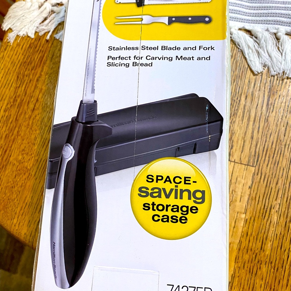 NIB Electric Knife With Space Saving Storage Case.